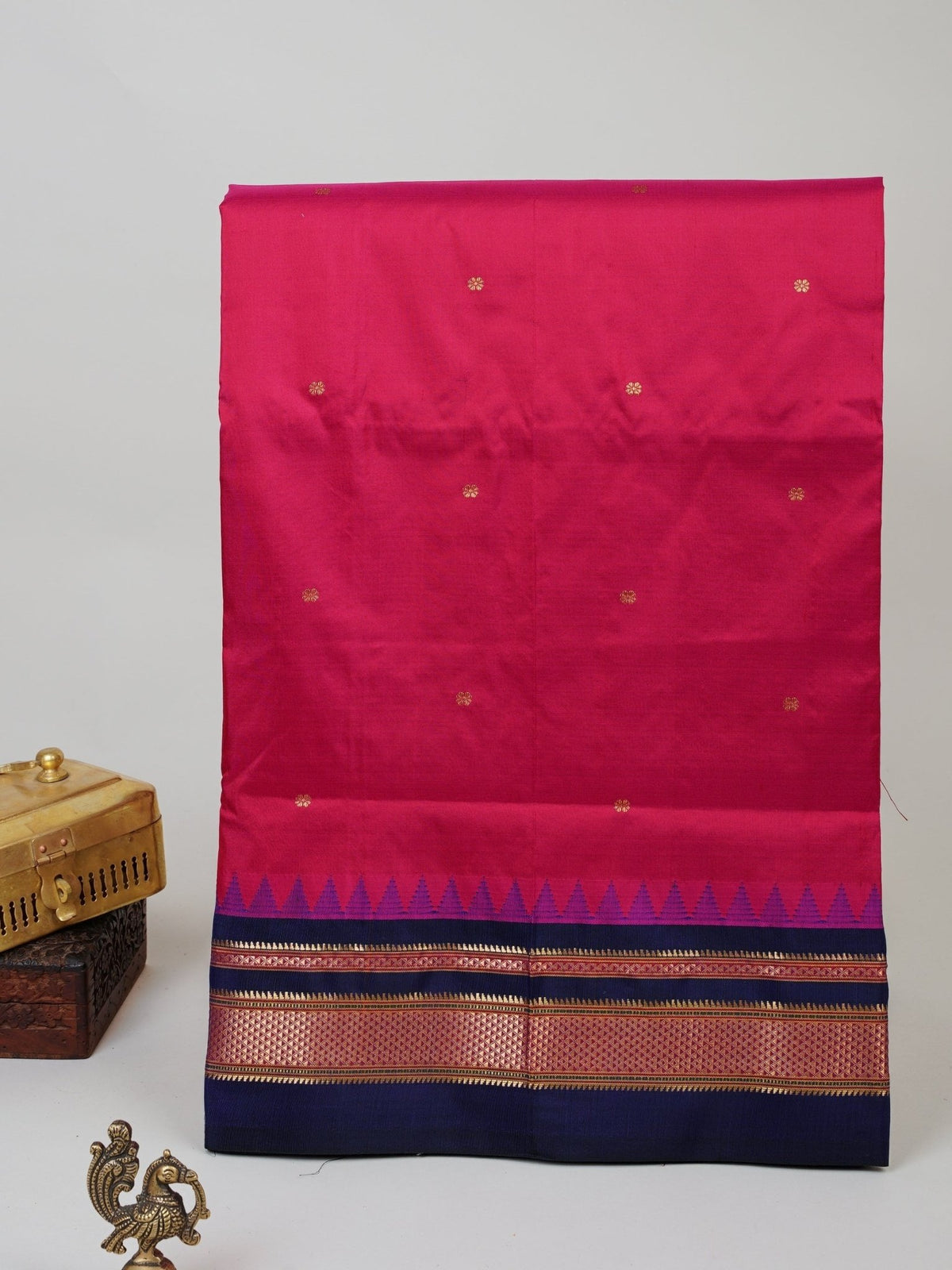 Narayanpet Megenta 100% Pure Silk  Manoranjitham Weaves - Handloom Store