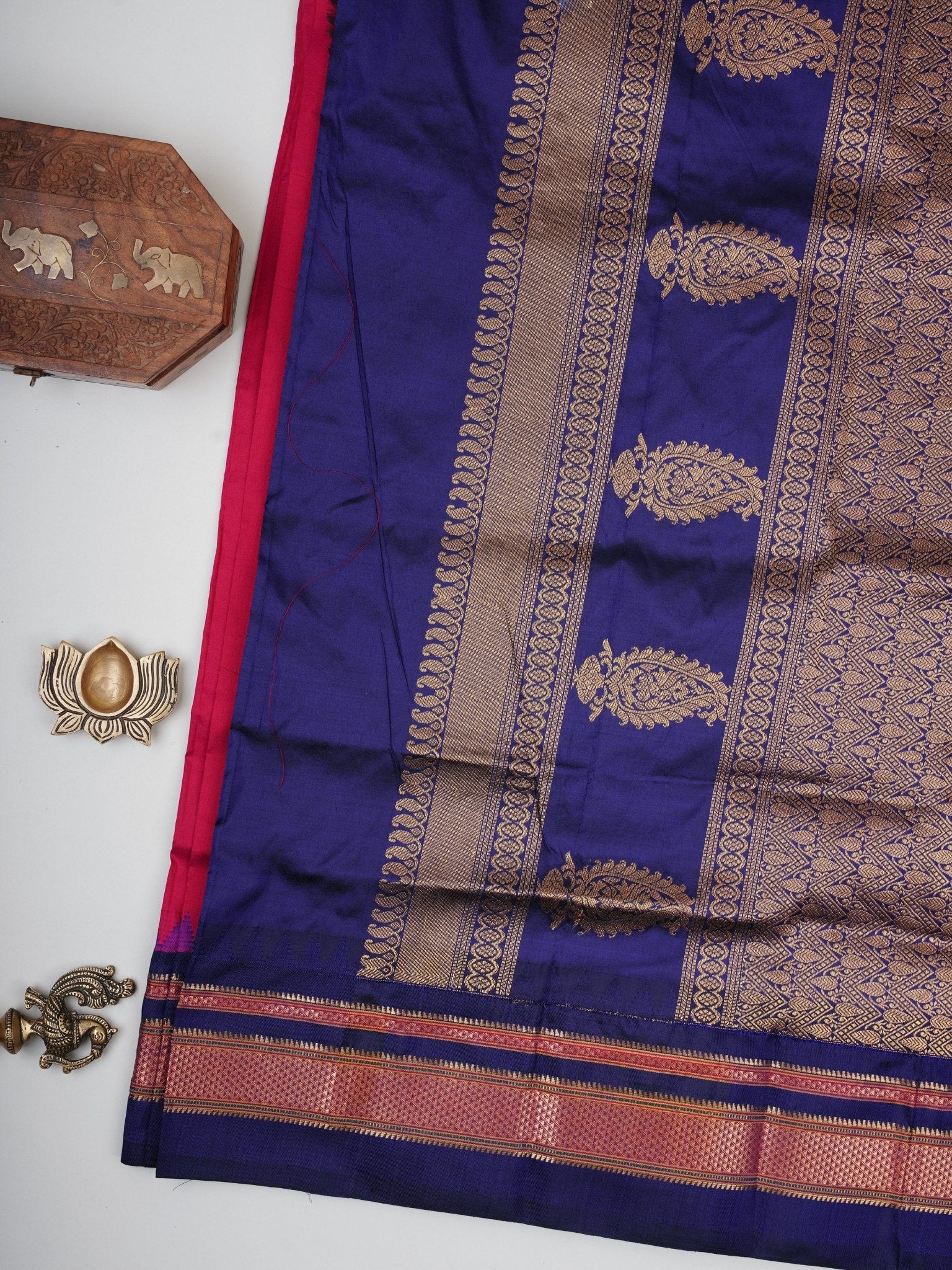 Narayanpet Megenta 100% Pure Silk  Manoranjitham Weaves - Handloom Store