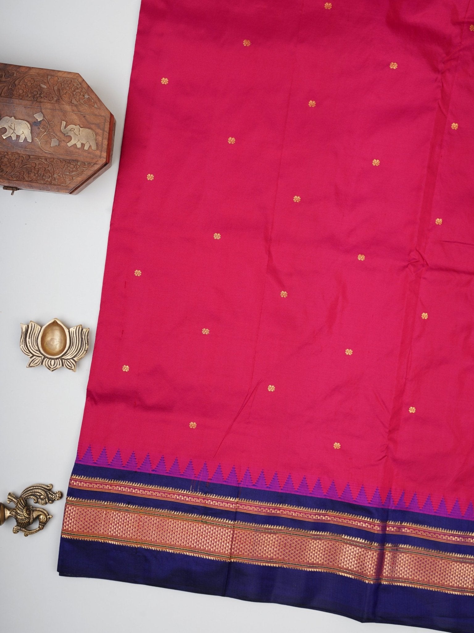 Narayanpet Megenta 100% Pure Silk  Manoranjitham Weaves - Handloom Store