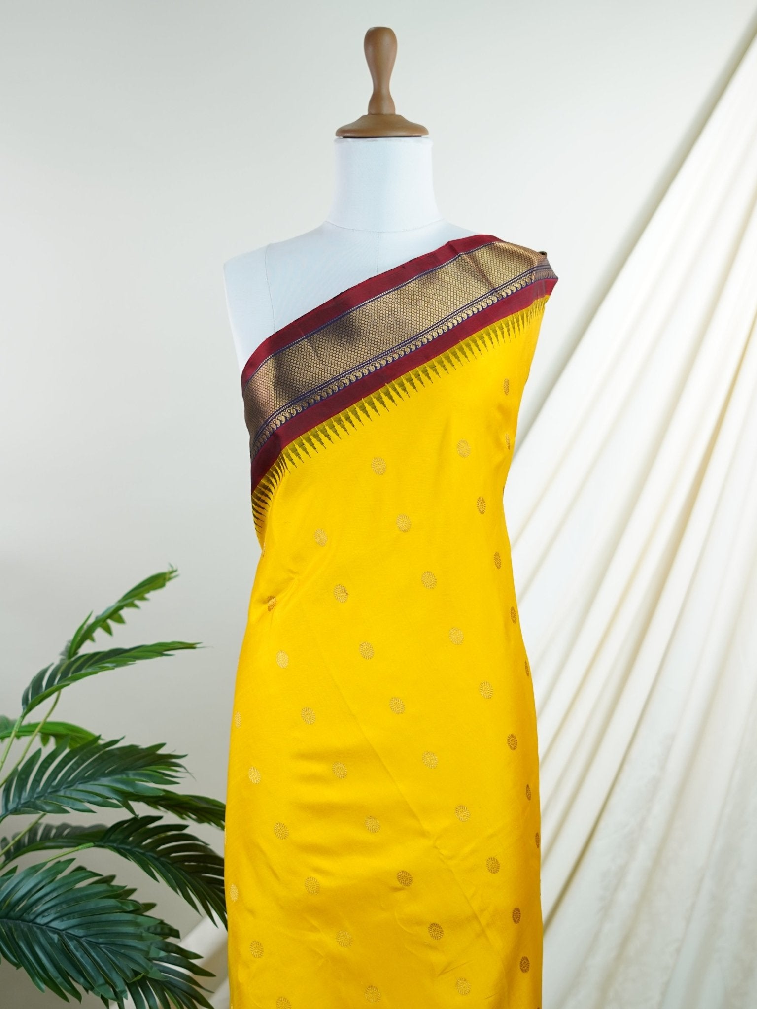 Gadwal Silk Yellow 100% Pure Silk  - Manoranjitham Weaves - Handloom Store