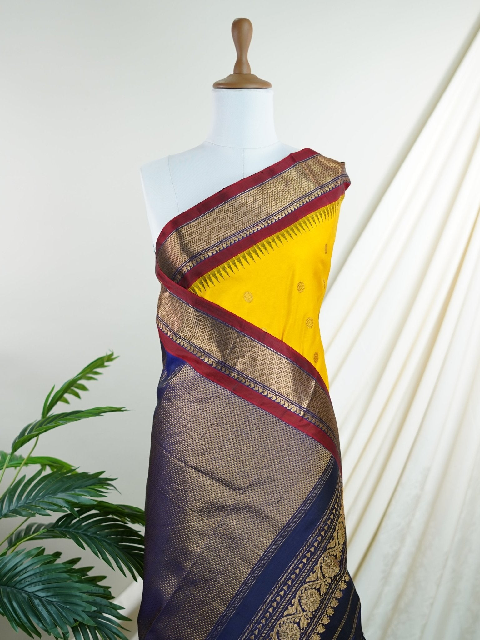 Gadwal Silk Yellow 100% Pure Silk  - Manoranjitham Weaves - Handloom Store