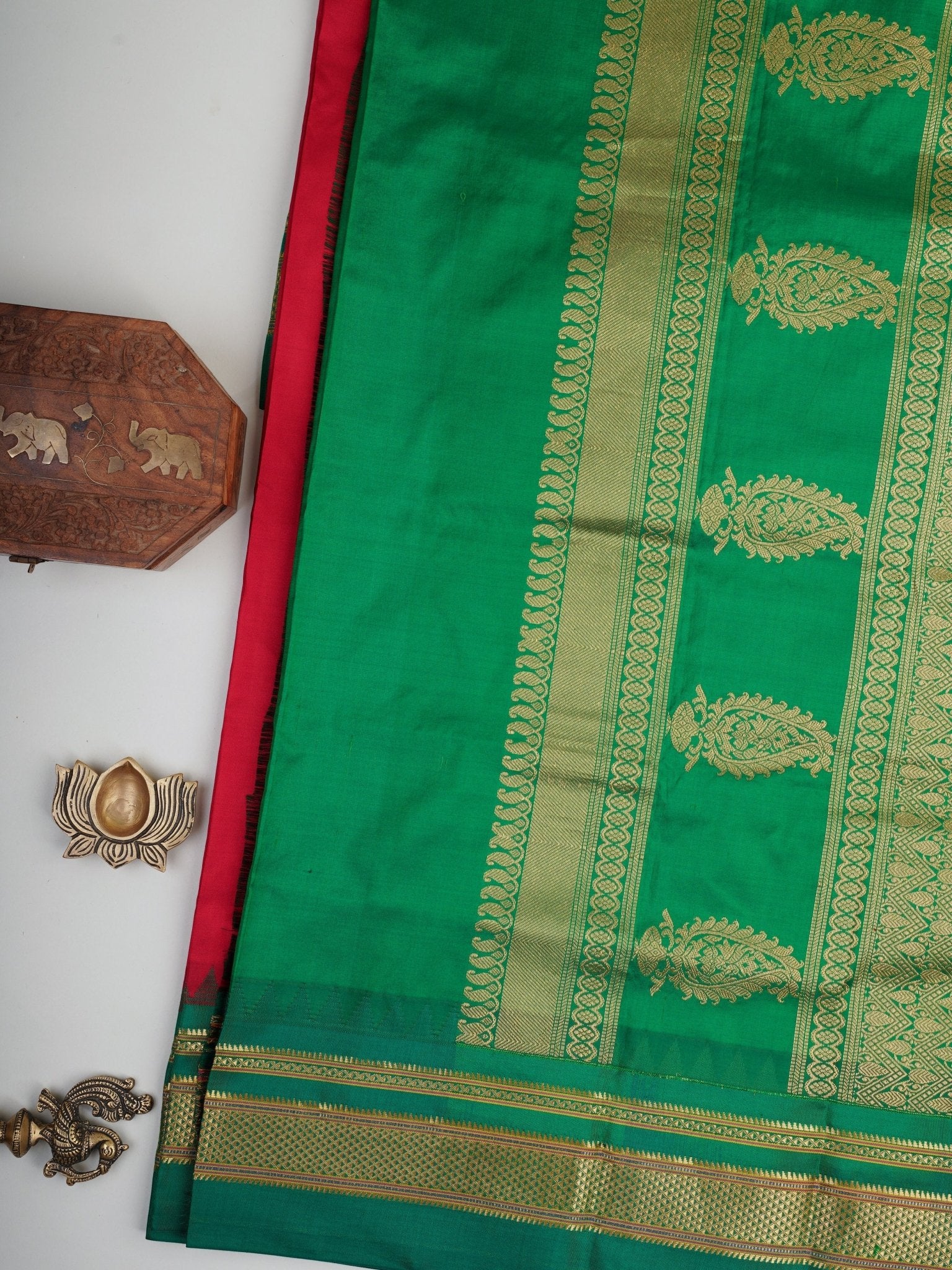 Narayanpet  100% Pure Silk  Manoranjitham Weaves - Handloom Store