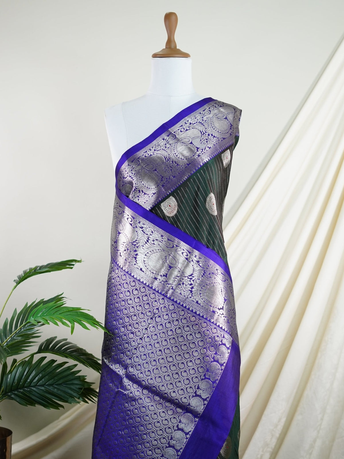 Venkatagiri Silk Bottle green 100% Pure Silk  - Manoranjitham Weaves - Handloom Store
