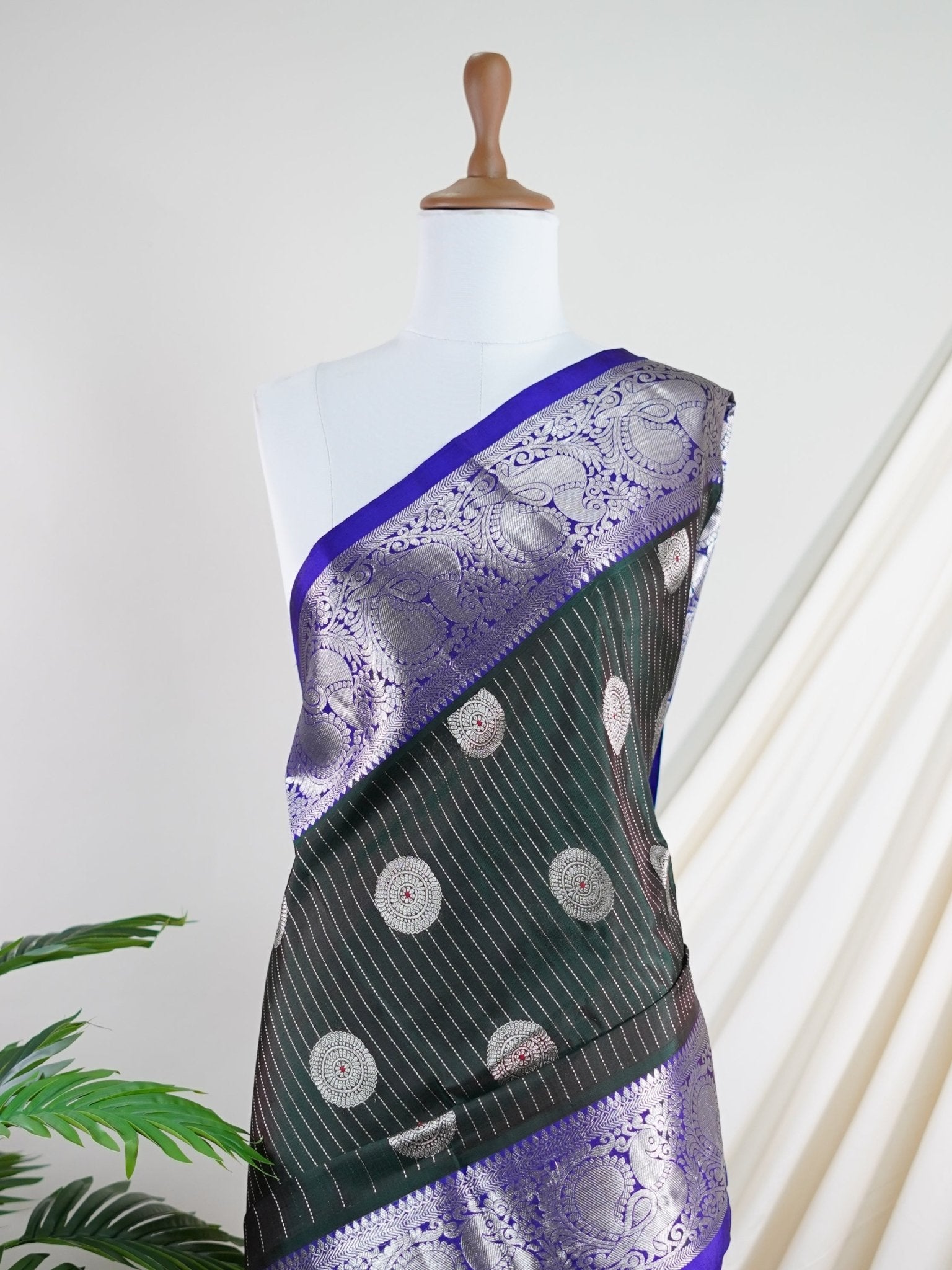 Venkatagiri Silk Bottle green 100% Pure Silk  - Manoranjitham Weaves - Handloom Store