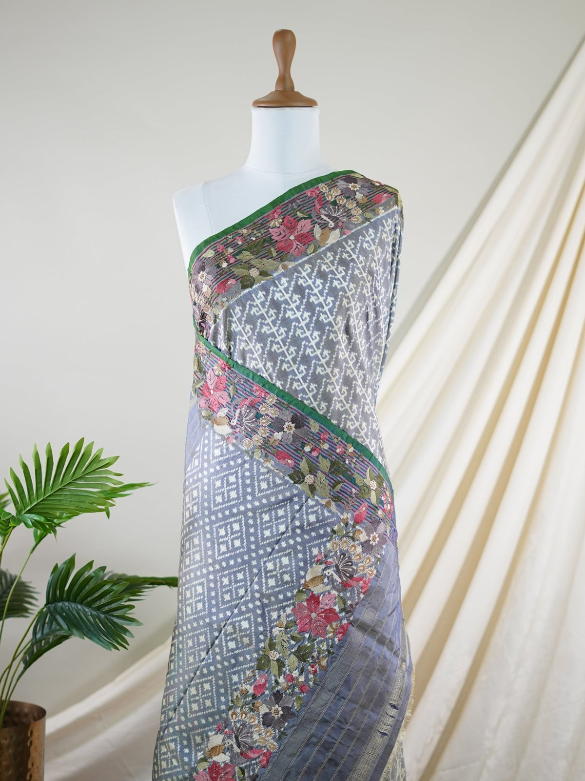 Pochampally Grey 100% Pure Silk  - Manoranjitham Weaves - Handloom Store