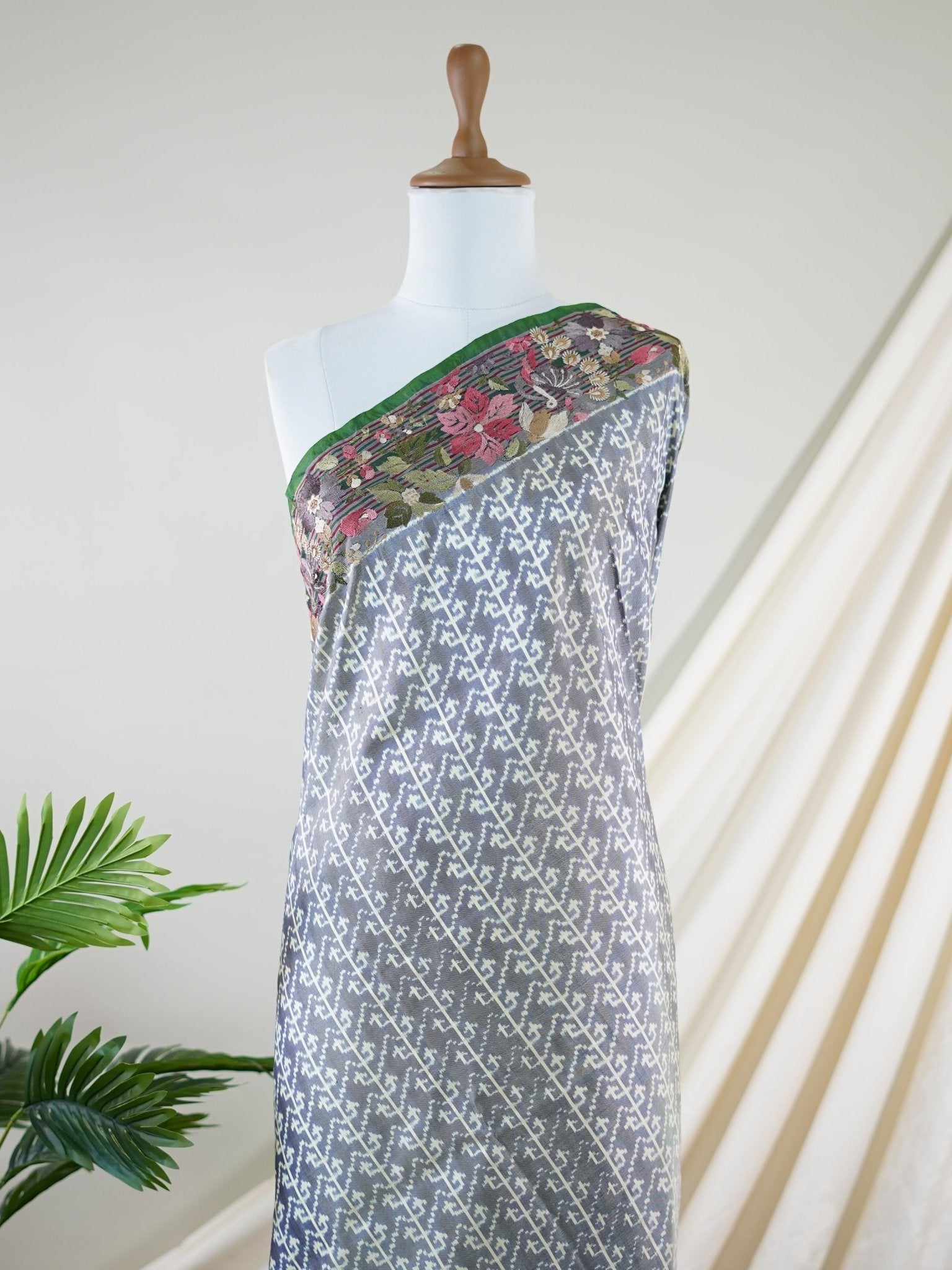 Pochampally Grey 100% Pure Silk  - Manoranjitham Weaves - Handloom Store