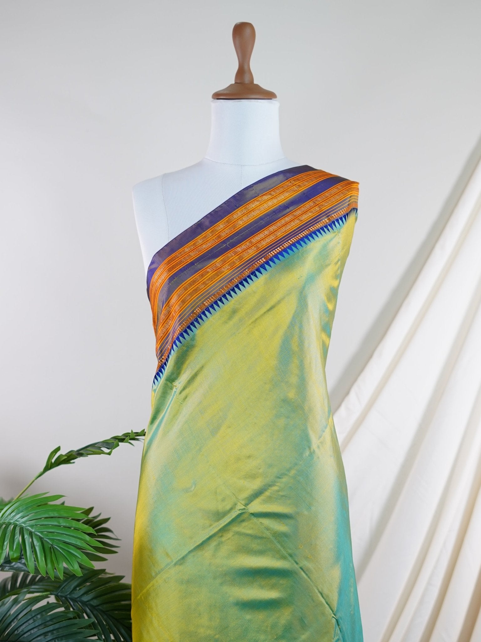 Narayanpet Green 100% Pure Silk  - Manoranjitham Weaves - Handloom Store