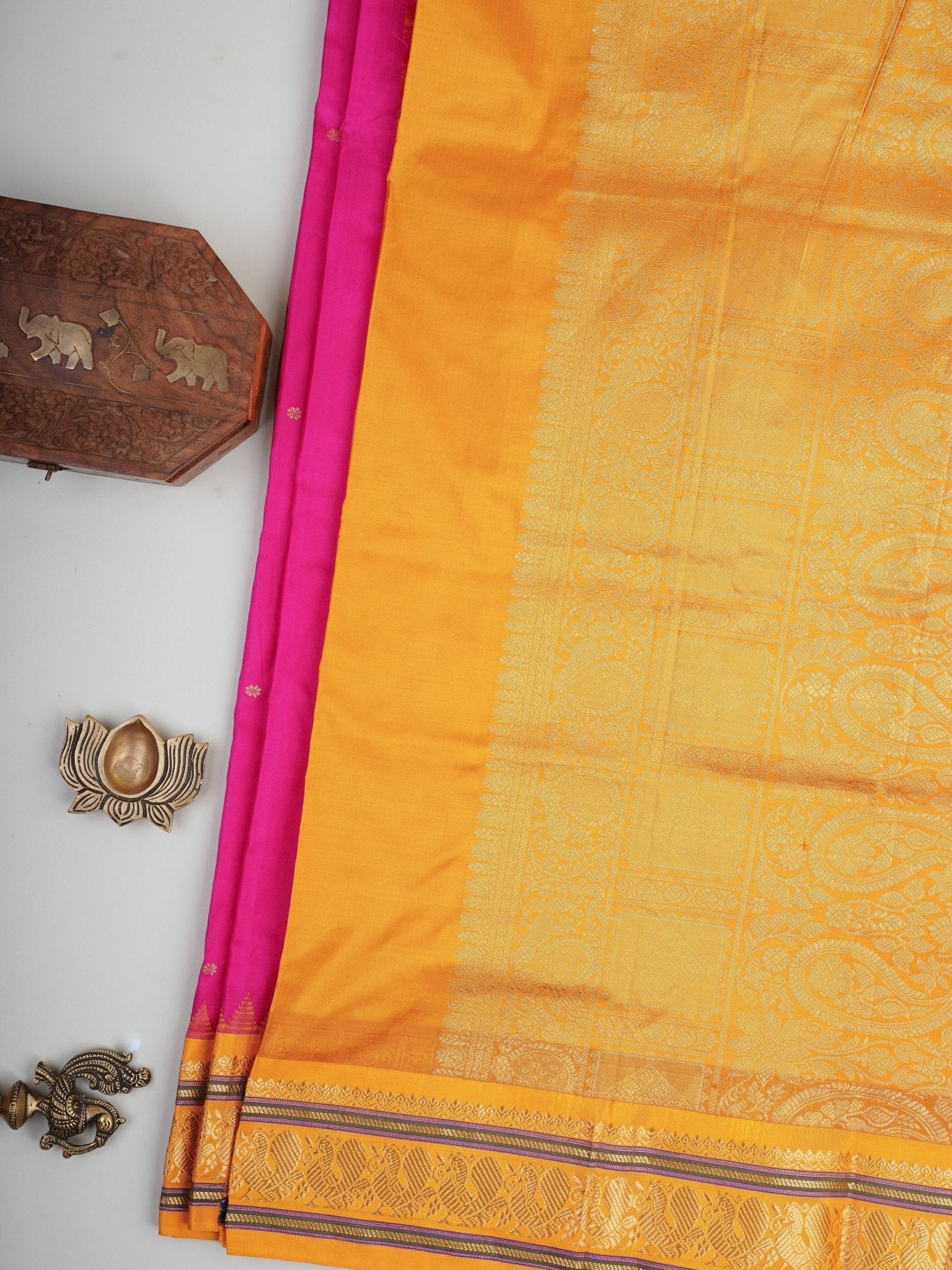Narayanpet  100% Pure Silk  Manoranjitham Weaves - Handloom Store